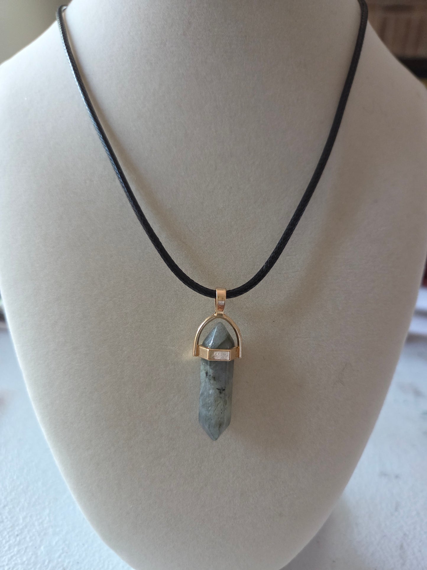 Labradorite pendant with cord